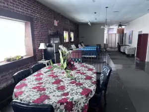 JUST BED & BATH IN DOWNTOWN HISTORIC ANNISTON. CLOSE TO EATRIES & ENTERTAINMENT.