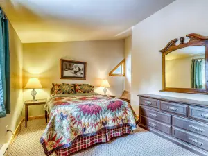 Lovely, family-friendly home w/firepit & gas grill - close to Bear Basin