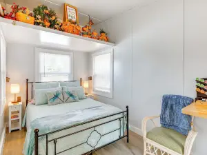 8 Mi to Cathedral Caverns: Tiny Home Hideaway