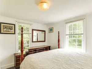 Near Shops & Parks: Dog-friendly Maryland Gem