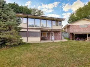 Fort Calhoun Home w/ Screened Porch + Playground!