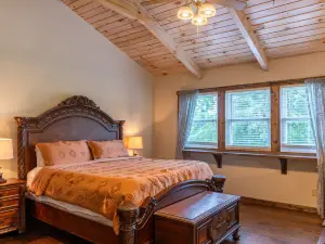 Covered Hot Tub, Game Room and Mountain Views - Captivating Retreat