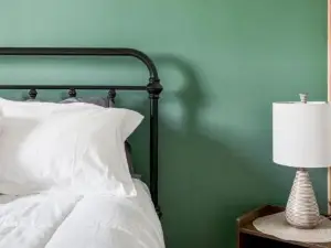 Cozy Cabin w Lake, Hot Tub, Huge Deck & Fire Pit