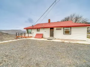 Cozy Grand Coulee Home w/ Deck & Views!