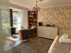 Tomah Retreat - Studio Relax with Fireplace