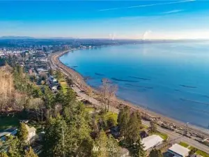 Coastal Cottage, 4 Large Decks, Close to Beach
