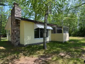 Lakeside Bills Bay Cabin by RedAwning