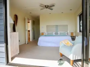 The Retreat - Luxury Hillside Villa at Te Ngaere Bay