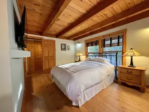 Le Petit Chalet, surrounded by nature, walking distance to Lake Superior & beach