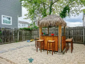 NJ Paradise Tiki Hut, 5 mins to NYC Ferry and beaches!