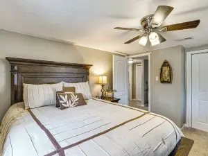 Truman Lake Retreat: Large Deck & On-site Fishing!