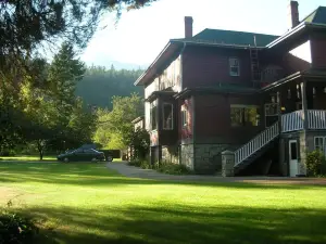 Sasquatch Crossing Eco Lodge B&B