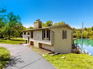 Waterfront retreat w/deck, wood fireplace, gas grill, lake views, gas grill, W/D