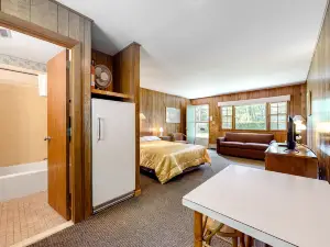 Attractive & convenient studio steps to water w/WiFi, water views, & kitchenette