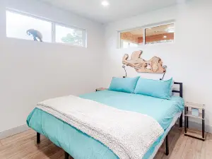 Beachy, Dog-Friendly Home Near the Coast with Free WiFi & a Kitchenette