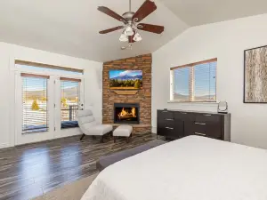 Mountain Star Retreat w/ Hot Tub and EV Charging
