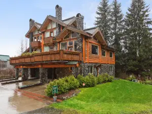 Modern Townhome with Hot Tub, Mountain Views & Free WiFi