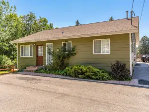 Mountain-view home with large deck, gas grill, firepit, lawn, and central AC