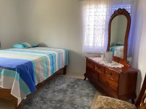 1 Bedroom Blissful Retreat - A C & Private Garden