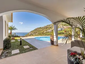 Luxury Villa with Private Heated Pool, Garden and Views of the Sea and Mountains.