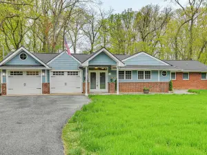 距華盛頓14英里的度假屋，帶庭院和日光室！