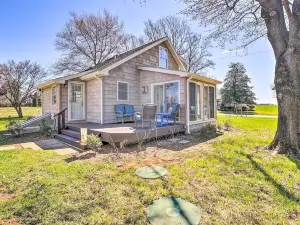 Family-Friendly Cottage, Walk to the Beach!