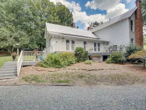 Historic & Charming Pittsboro Home w/ Fireplaces