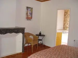 Family Apartment, 2-8 People, in Provence Mas 16th Cent., Pool, Garden, Parking