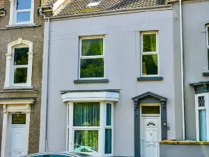 Captivating 3-Bed House in Swansea Town Center