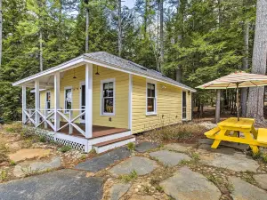 Lakefront Cottage Boat Dock, Patio and Kayaks!