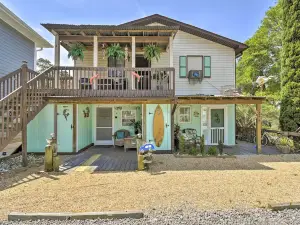 Ocean Isle Apartment w/ Balcony, 1 Mi to Beach!