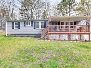 Toano Home w/ Screened Porch: Steps to Lake!