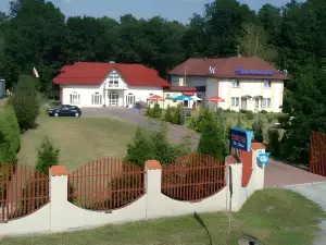 Hotel Pod Dębami