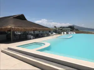 Riverfront Farmstay (4 bedrooms 22+ guest)