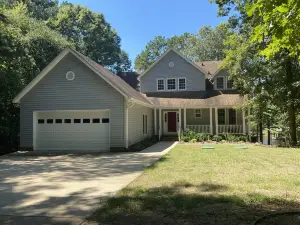 Spacious Lakefront Home, Amazing Views, Nice Dock, Sleeps 20 comfortably-Private