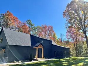 Fantastic New 8bd-4ba Betsie River Home, Game Rm, Two Family Rms, Kayaks, 6acres