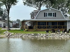 The GoodWell… Family fun 4-bedroom lakeside house with XL porch & beach.