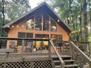 Cozy Lake Sara Year-Round Cottage- Amazing beach and lake-side restaurants.