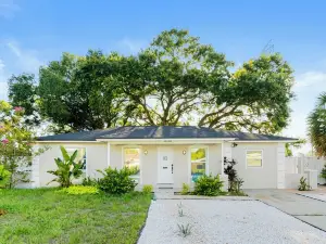 Sunlit Tampa Home: Family-Friendly Retreat