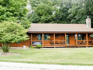 Cozy 1-bedroom log home in scenic rural Carroll County-Delphi