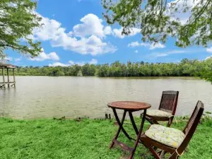 Kingwood Cottage - 10 Mins from IAH - Lake Front