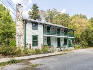 Charming Getaway with Hot Tub and Fire Pit - Unique Historic Retreat