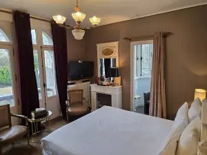 Le Castel Guesthouse