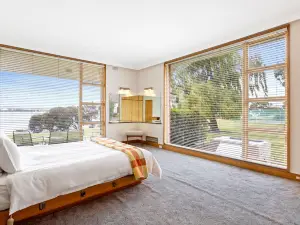 Riverfront Motel & Villas