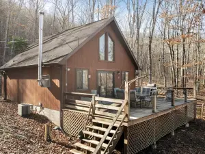 Lakefront w Water Toys, Deck, Fire Pit & Grill