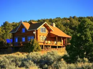 Cabin overlooks Moab and appeals to folks wanting to experience peace & quiet.