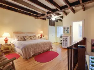 สตูดิโอริเวอร์ฟร้อนท์พร้อมระเบียงส่วนตัวและสวน!