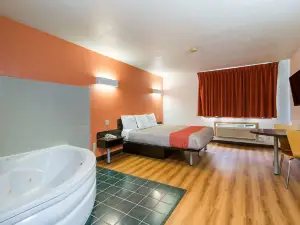 Motel 6 Davenport, IA