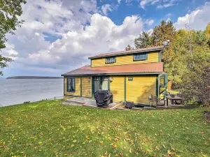 Champlain湖畔小屋，配備獨木舟和私人碼頭！