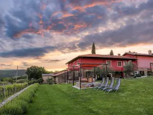 TouristFarm - Apartments "RED FAIRYTALE"